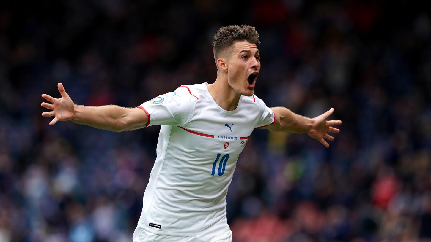 Mit einem Tor aus 50 Metern schockt der starke Patrick Schick die Schotten.
Mit einem Tor aus 50 Metern schockt der starke Patrick Schick die Schotten.