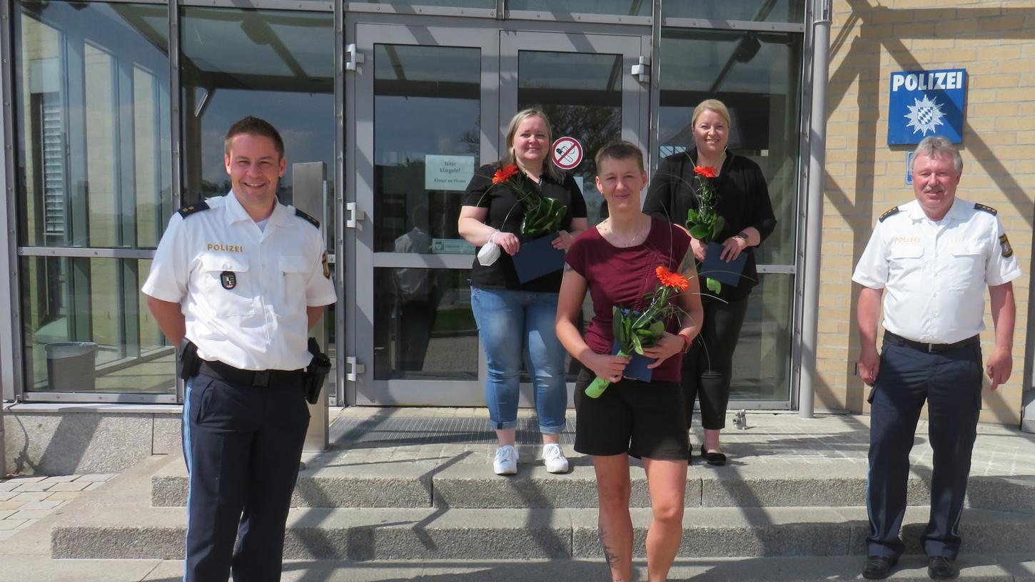 Von links nach rechts: Matthias Singer, die drei belobigten Frauen, Klaus Weich. Von links nach rechts: Matthias Singer, die drei belobigten Frauen, Klaus Weich.