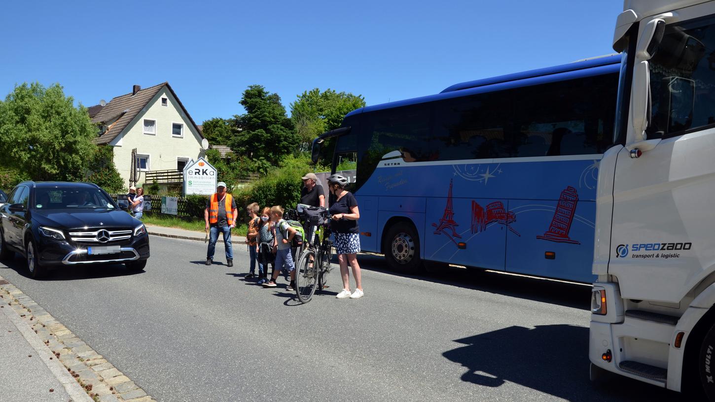 Die Aufnahme ist zwar gestellt: Es ist trotzdem ein gefährlicher Abschnitt im Ortskern von Oberölsbach. Die Schulkinder müssen ohne Querungshilfen die stark und schnell befahrene S 2240 überqueren und geraten –ebenso wie Fußgänger und Fahradfahrer- oft in sehr gefährliche Situationen 