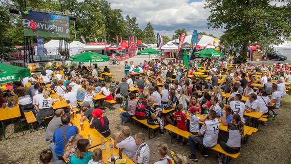 Zur WM 2018 trafen sich die Rother im Traithlonpark. Aufgrund der Auflagen winken heuer aber viele Wirte ab.
Zur WM 2018 trafen sich die Rother im Traithlonpark. Aufgrund der Auflagen winken heuer aber viele Wirte ab.