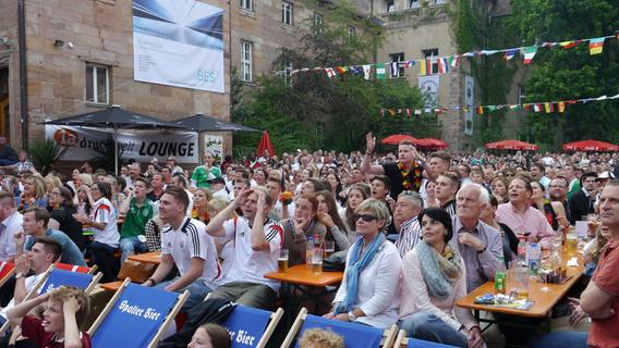 Der Hof des Alten DG war 2014 zur Fußball-Weltmeisterschaft in ein Fandorf umgewandelt worden. Doch heuer tritt die Stadt nicht als Veranstalter auf.
Der Hof des Alten DG war 2014 zur Fußball-Weltmeisterschaft in ein Fandorf umgewandelt worden. Doch heuer tritt die Stadt nicht als Veranstalter auf.