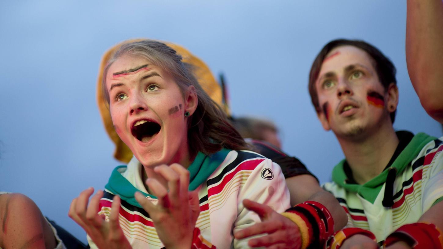 Die Begeisterung für Fußball lässt sich teilen, und geteilte Freude ist ja die schönere Freude. Doch mit Public Viewing im großen Stil sieht es bei der Europameisterschaft eher schlecht aus - einige Wirte bieten es aber doch an.
Die Begeisterung für Fußball lässt sich teilen, und geteilte Freude ist ja die schönere Freude. Doch mit Public Viewing im großen Stil sieht es bei der Europameisterschaft eher schlecht aus - einige Wirte bieten es aber doch an.