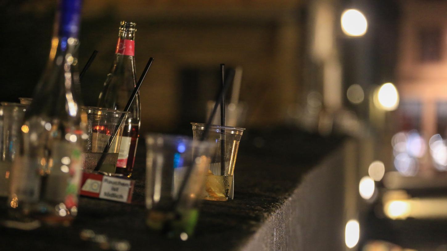 Die Stadt Erlangen hat das geltende Alkoholverbot in Teilen der Innenstadt noch einmal verlängert.
Die Stadt Erlangen hat das geltende Alkoholverbot in Teilen der Innenstadt noch einmal verlängert.