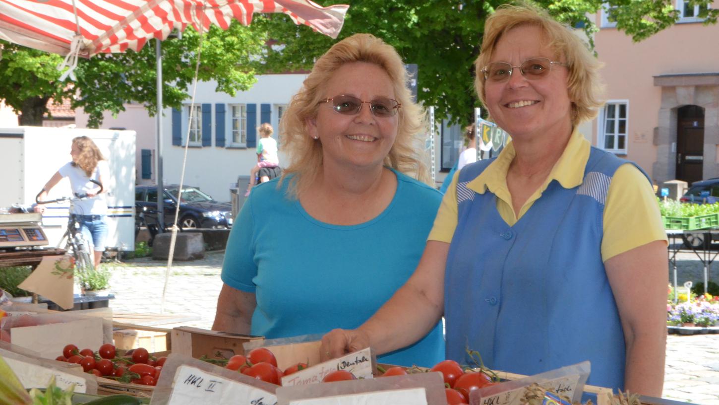 "Die eine weiß, was die andere denkt", sagt Evi Engel-Koch (rechts) über sich und ihre Schwester Christa Lemere. Normalerweise trennt sie der Atlantik, doch im Sommer stehen sie zusammen auf dem Schwabacher Markt. Eine Leidenschaft, die verbindet.