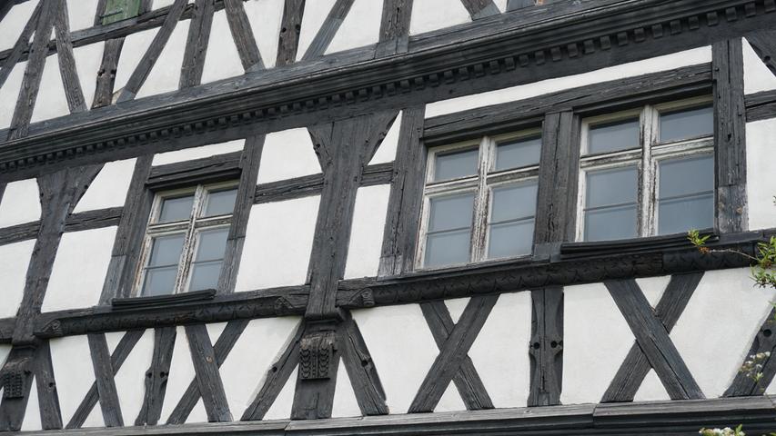 Das ehemalige Gasthaus "Zum Lamm" in Kalbensteinberg wurde 1612 erbaut und beeindruckt noch heute mit seinem imposanten Fachwerk mit vielen Schnitzereien.