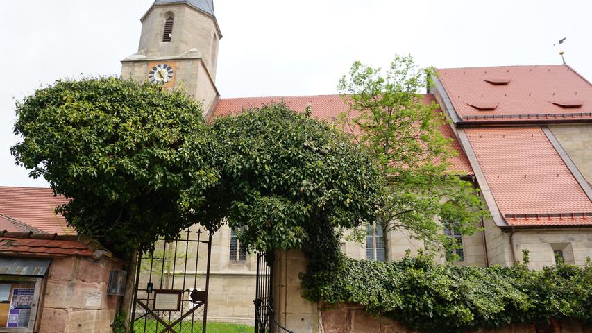 Die Rieter-Kirche in Kalbensteinberg wurde 1464 von der gleichnamigen Patrizierfamilie erbaut. Sie hat nicht zuletzt wegen der vielen Kunstobjekte eienen kunsthistorisch hohen Stellenwert und führt daher viele Besucher in den kleinen Ort.