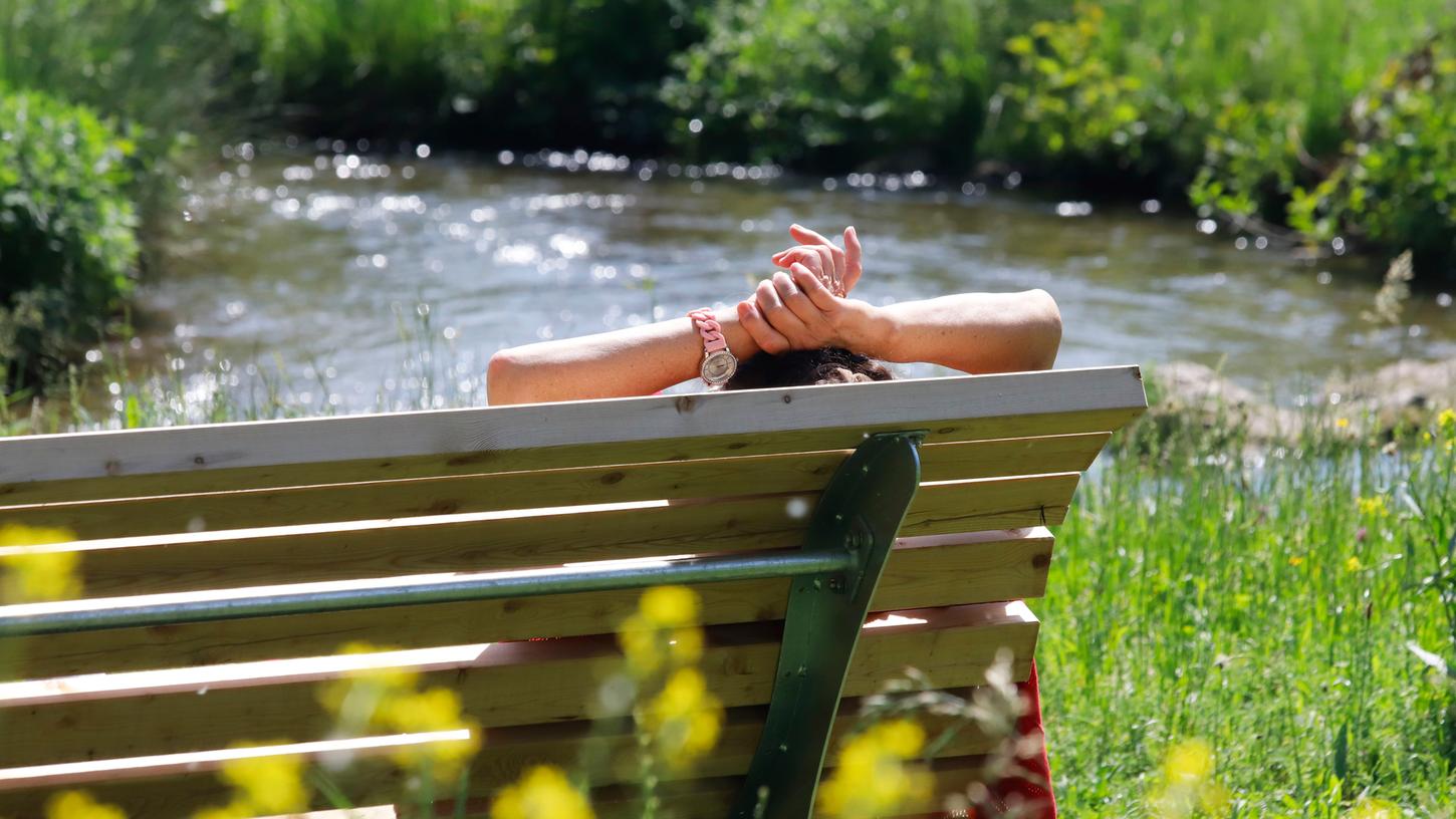 Schaut aus wie aus einem Hochglanz-Projekt für Urlaubsreisen. Dabei liegt das Gute manchmal so nah. Konkret: An der Wiesent. Die Bänke sind eine von vielen Ideen, die Ebser Innenstadt zu stärken.