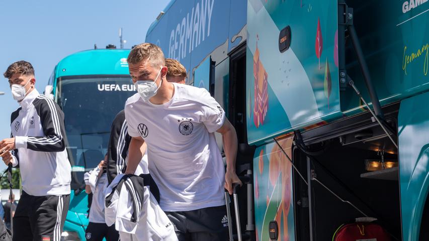 Bei der Fußball-Europameisterschaft trifft die deutsche Nationalmannschaft in ihrem ersten Spiel auf Weltmeister Frankreich. Dafür ist das Team per Bus von Herzogenaurach nach München gereist.