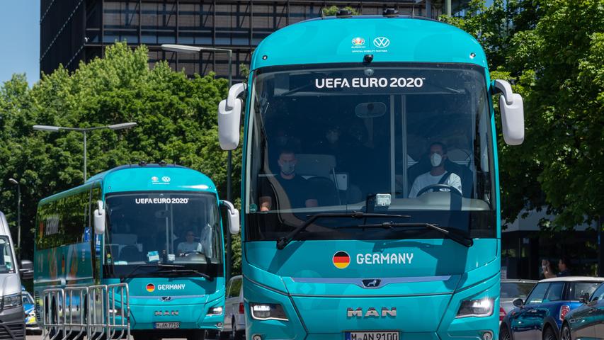Bei der Fußball-Europameisterschaft trifft die deutsche Nationalmannschaft in ihrem ersten Spiel auf Weltmeister Frankreich. Dafür ist das Team per Bus von Herzogenaurach nach München gereist.