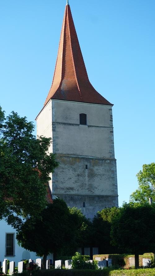 Der Chorturm der St. Agatha Kirche bestimmt das Theilenhöfer Ortsbild. Im Mauerwerk des burgfriedähnlichen Turmes kann man die Jahreszahl 1423 erkennen, die vom hohen Alter der evangelischen Pfarrkirche zeugt.