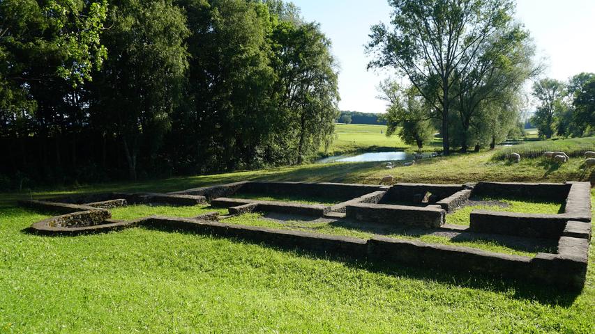 Die Steinmauern zeigen die Überreste einer römischen Therme aus dem 2. Jahrhundert n.Chr. Die Therme beinhaltete neben einem Umkleideraum, einem Schwitzbad auch Räume für Kalt- und Warmbäder.