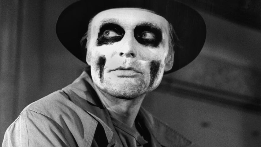 Wenn sich Schauspieler daran machen, während einer Aufführung ins Publikum zu kommen, dann kriegen einige Zuschauer so richtig Angst, als stünde gleich der Leibhaftige vor ihnen. Hier der Schauspieler Helmut Griem mit furchteinflößender Maske.
Wenn sich Schauspieler daran machen, während einer Aufführung ins Publikum zu kommen, dann kriegen einige Zuschauer so richtig Angst, als stünde gleich der Leibhaftige vor ihnen. Hier der Schauspieler Helmut Griem mit furchteinflößender Maske.