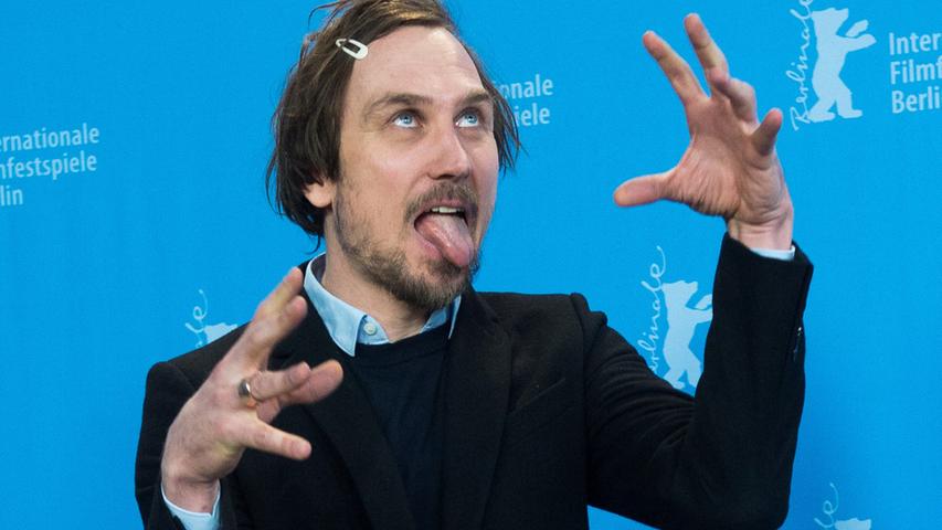 Berüchtigt dafür, dass er sich gern auf dem Weg ins Publikum macht. Und dann noch mit solchen Grimassen! Lars Eidinger.
Berüchtigt dafür, dass er sich gern auf dem Weg ins Publikum macht. Und dann noch mit solchen Grimassen! Lars Eidinger.