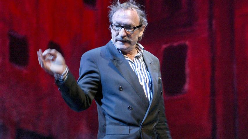 Auch zwischen sich und einem Franz Xaver Kroetz möchte man als Theaterzuschauer doch eine gewisse Distanz gewahrt wissen.
Auch zwischen sich und einem Franz Xaver Kroetz möchte man als Theaterzuschauer doch eine gewisse Distanz gewahrt wissen.