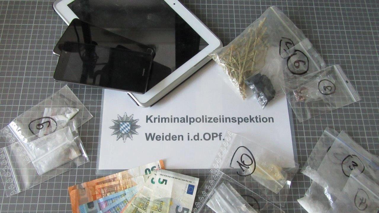 Einen Teil der sichergestellten Beweismittel präsentiert die Kripo auf diesem Foto. Einen Teil der sichergestellten Beweismittel präsentiert die Kripo auf diesem Foto.