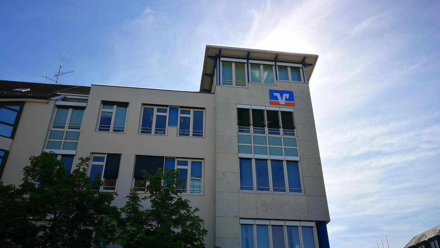 Die VR-Bank Erlangen fusioniert mit den beiden Genossenschaftsbanken in Nürnberg und Fürth zur VR Bank Metropolregion Nürnberg eG. Juristischer Sitz der Bank wird dabei Erlangen sein.
Die VR-Bank Erlangen fusioniert mit den beiden Genossenschaftsbanken in Nürnberg und Fürth zur VR Bank Metropolregion Nürnberg eG. Juristischer Sitz der Bank wird dabei Erlangen sein.