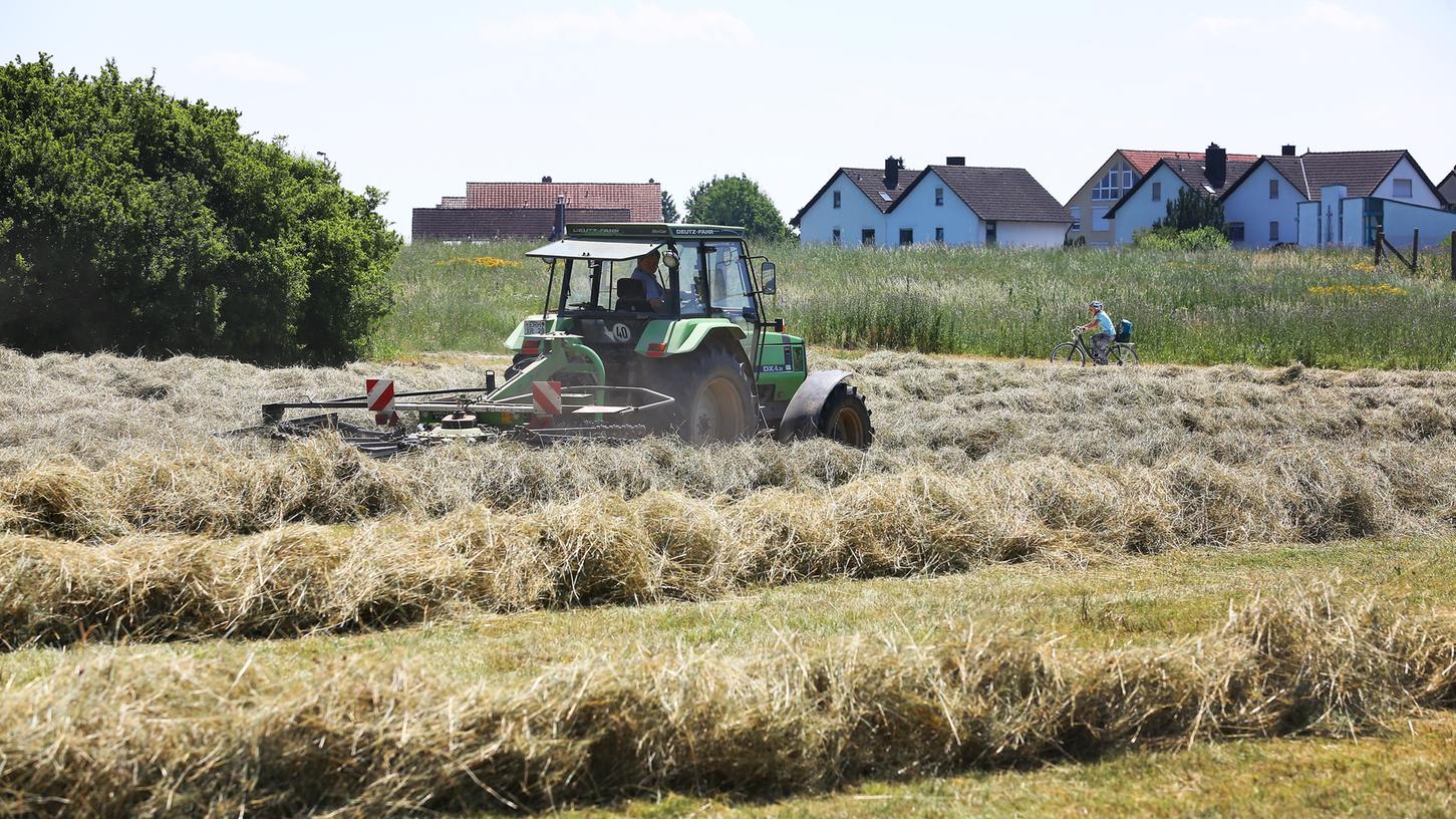 In diesem Frühjahr sind die Landwirte mit der Heuernte zufrieden.
In diesem Frühjahr sind die Landwirte mit der Heuernte zufrieden.