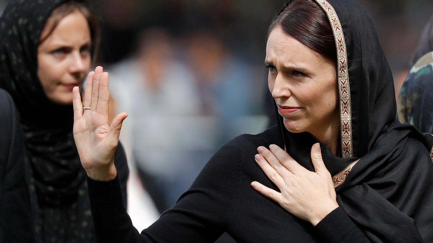 Realität: Neuseelands Premierministerin Jacinda Ardern (r) im März 2019 beim Gedenken an die 50 Todesopfer des rassistisch motivierten Anschlags auf zwei Moscheen in der Stadt Christchurch.
Realität: Neuseelands Premierministerin Jacinda Ardern (r) im März 2019 beim Gedenken an die 50 Todesopfer des rassistisch motivierten Anschlags auf zwei Moscheen in der Stadt Christchurch.