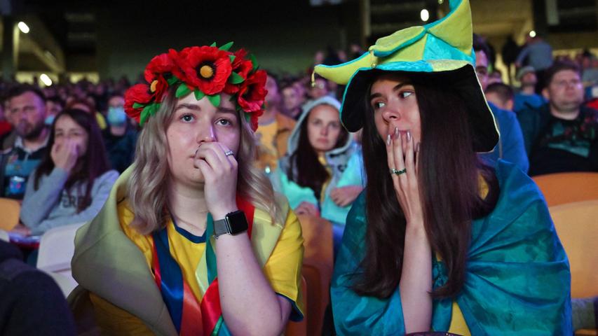 Ukrainian supporters react as they watch the UEFA EURO 2020 Group C football match between the Netherlands and Ukraine on a giant screen of the fanzone organised in the Olympiyski stadium in Kiev on June 13, 2021. (Photo by Sergei SUPINSKY / AFP)
