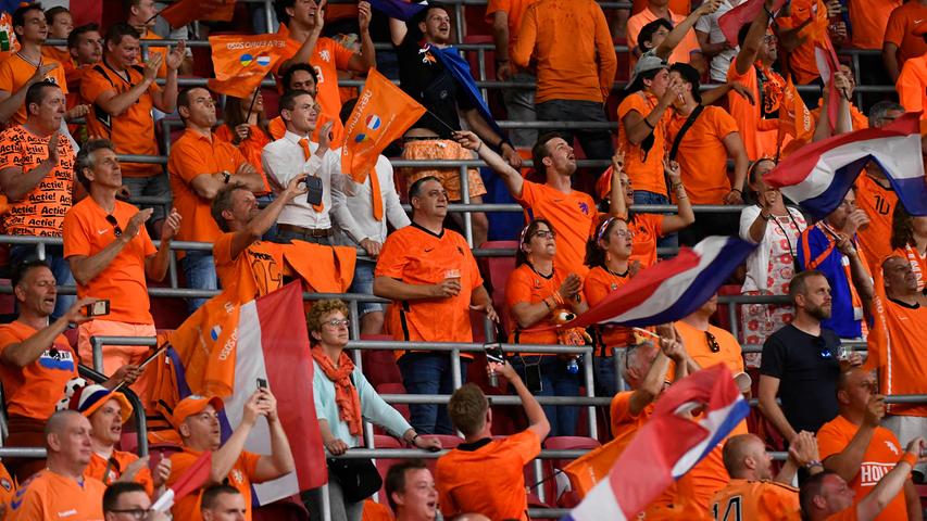 Netherlands supporters cheer during the UEFA EURO 2020 Group C football match between the Netherlands and Ukraine at the Johan Cruyff Arena in Amsterdam on June 13, 2021. (Photo by PIROSCHKA VAN DE WOUW / POOL / AFP)
