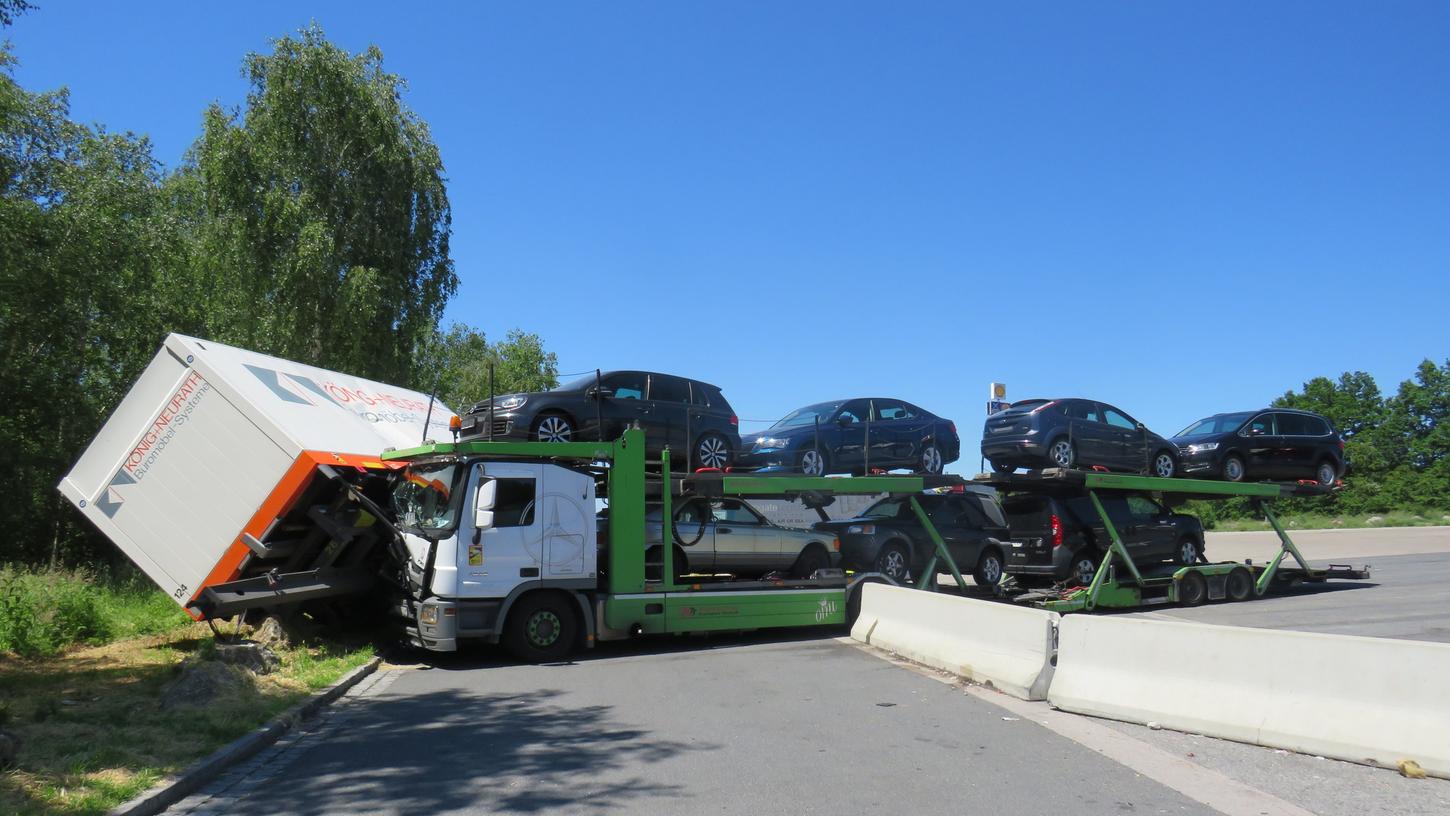 Autotransporter macht sich am Autohof selbständig