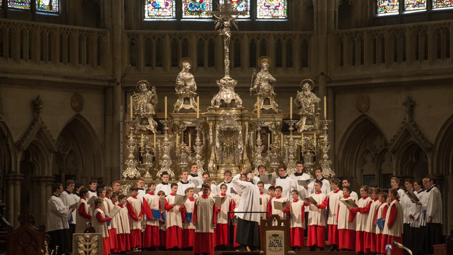 Seit fast 1050 Jahren singen die Regensburger Domspatzen im Dom St. Peter. Nun könnten hier demnächst auch Mädchenstimmen ertönen.
Seit fast 1050 Jahren singen die Regensburger Domspatzen im Dom St. Peter. Nun könnten hier demnächst auch Mädchenstimmen ertönen.