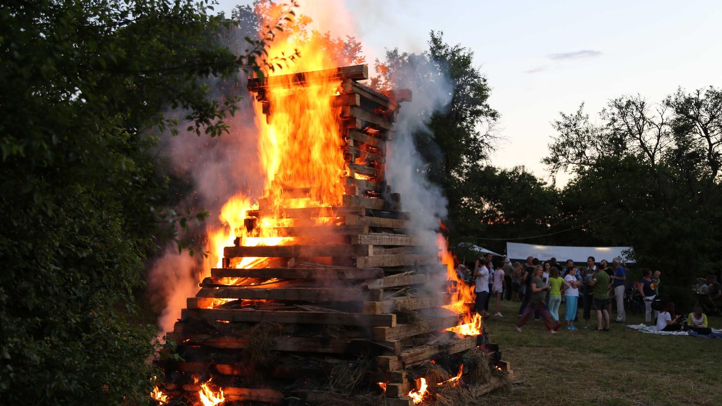 Das Egloffsteiner Johannisfeuer im Jahr 2016. Das Egloffsteiner Johannisfeuer im Jahr 2016.