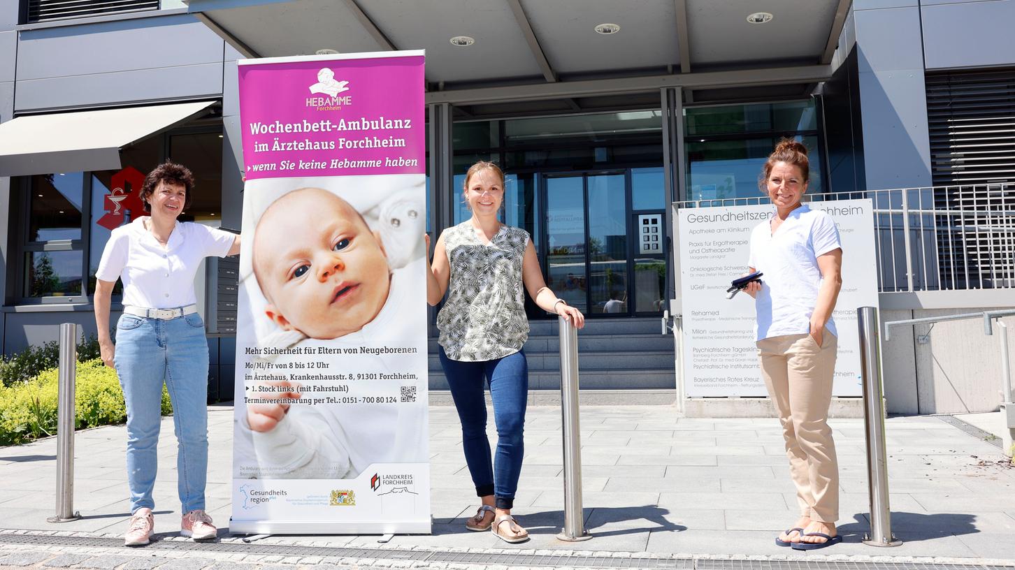 Von links: Bärbel Matiaske (Gesundheitsregion Plus), Kathinka Löb (Hebamme in der Ambulanz) und Anke Thor (Inhaberin der Hebammenpraxis in Ebermannstadt). Von links: Bärbel Matiaske (Gesundheitsregion Plus), Kathinka Löb (Hebamme in der Ambulanz) und Anke Thor (Inhaberin der Hebammenpraxis in Ebermannstadt).