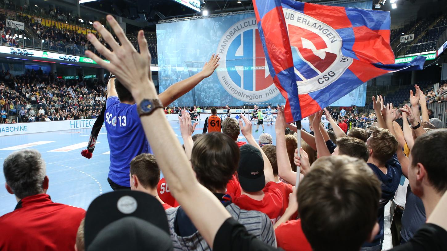 Hoch die Hände, Handball-Bundesliga! Ganz so dicht wie auf diesem Bild werden die Fans des HC Erlangen am Donnerstag nicht zusammenstehen. Aber: Sie dürfen wieder in die Arena.