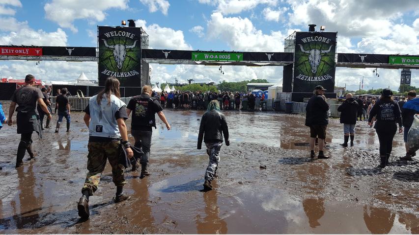 Eine Art Wattwanderung a la Wacken. Das Metal-Festival lässt sich von schlechtem Wetter nicht abschrecken.