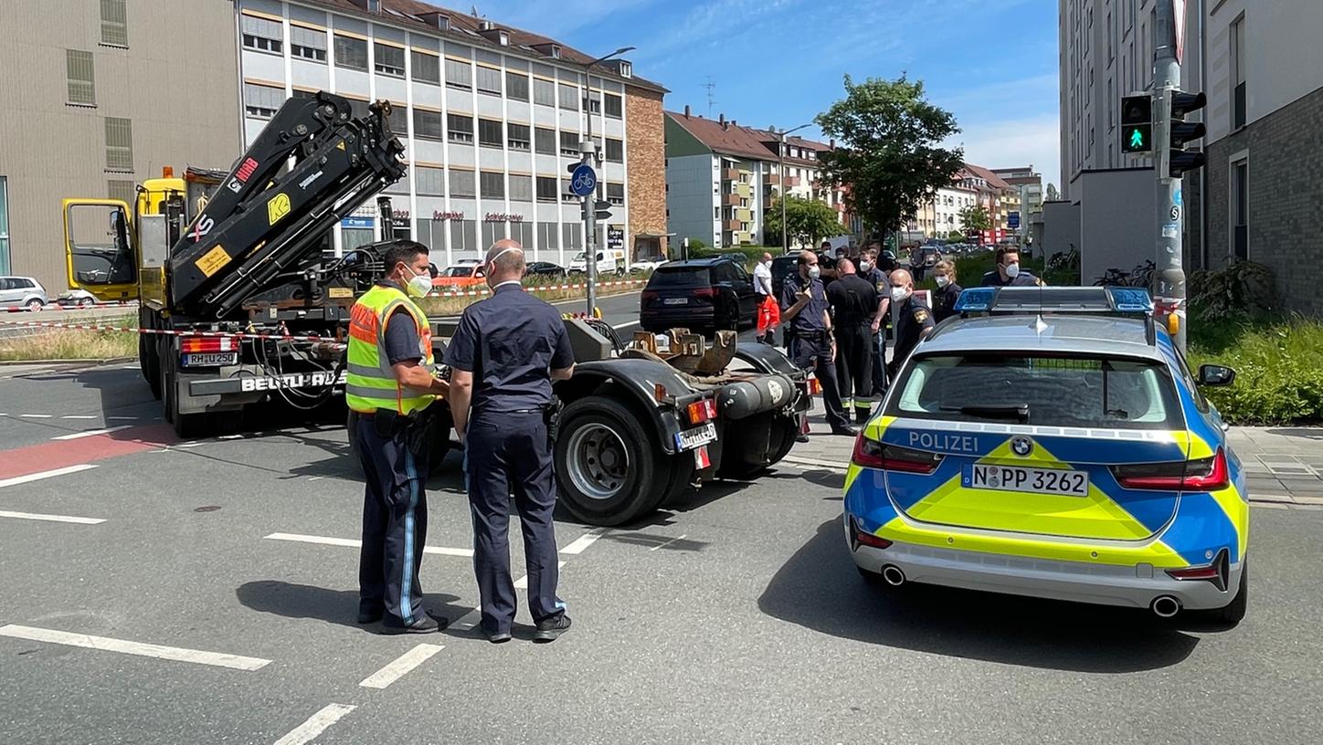 Die Polizei sperrte den Lastwagen weiträumig ab.
Die Polizei sperrte den Lastwagen weiträumig ab.