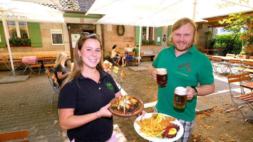 Mit einem kühlen Bier in der Hand und ein paar Snacks fühlt es sich im Bierwerk Charakterbiergut in Eberhardshof fast wie im Urlaub an: Zur Auswahl stehen neben verschiedenen Salaten auch Beet- und Pulled Pork-Burger oder klassische Biergarten-Gerichte wie Schnitzel oder Schäufele. Wer schon einmal wissen wollte, wie eine fränkische Brezelpizza schmeckt, sollte schleunigst hierher kommen! Das Bierwerk hat an allen sieben Tagen die Woche geöffnet.