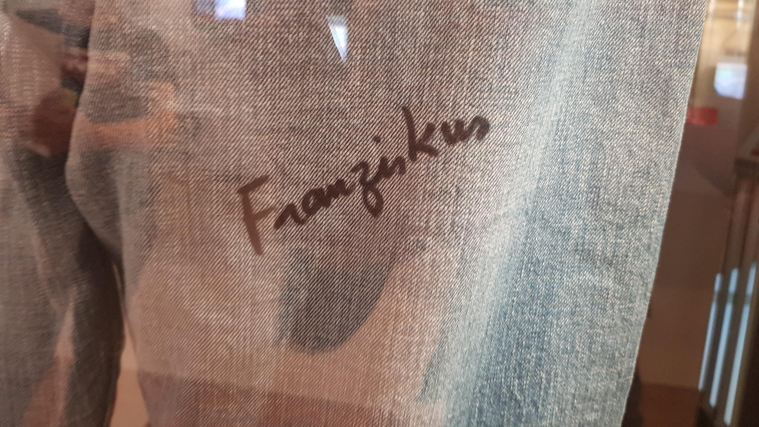 Eine Hose mit Autogramm - von Papst Franziskus.