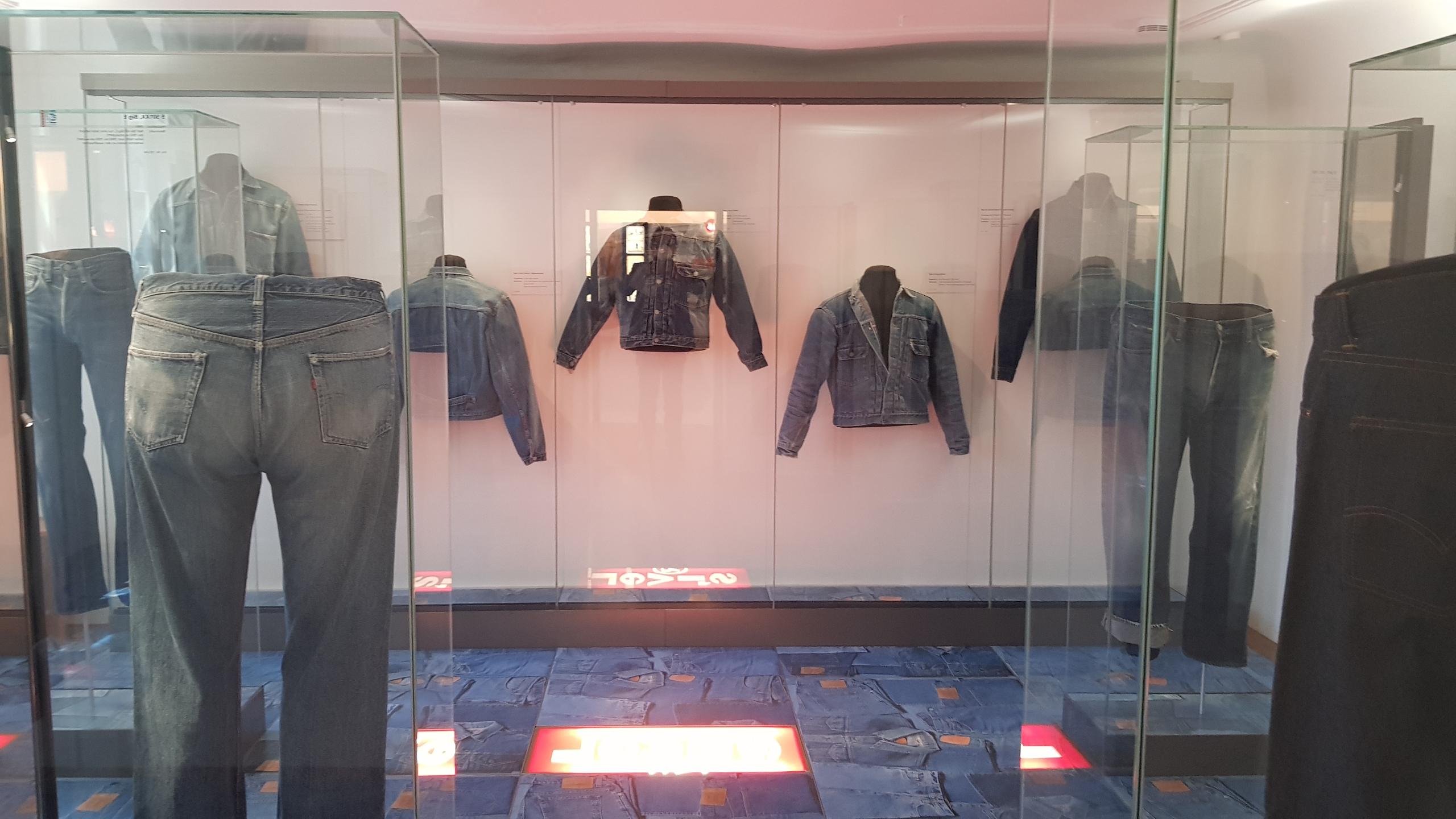 Im Museum: Jeans aus vielen Jahrzehnten.
