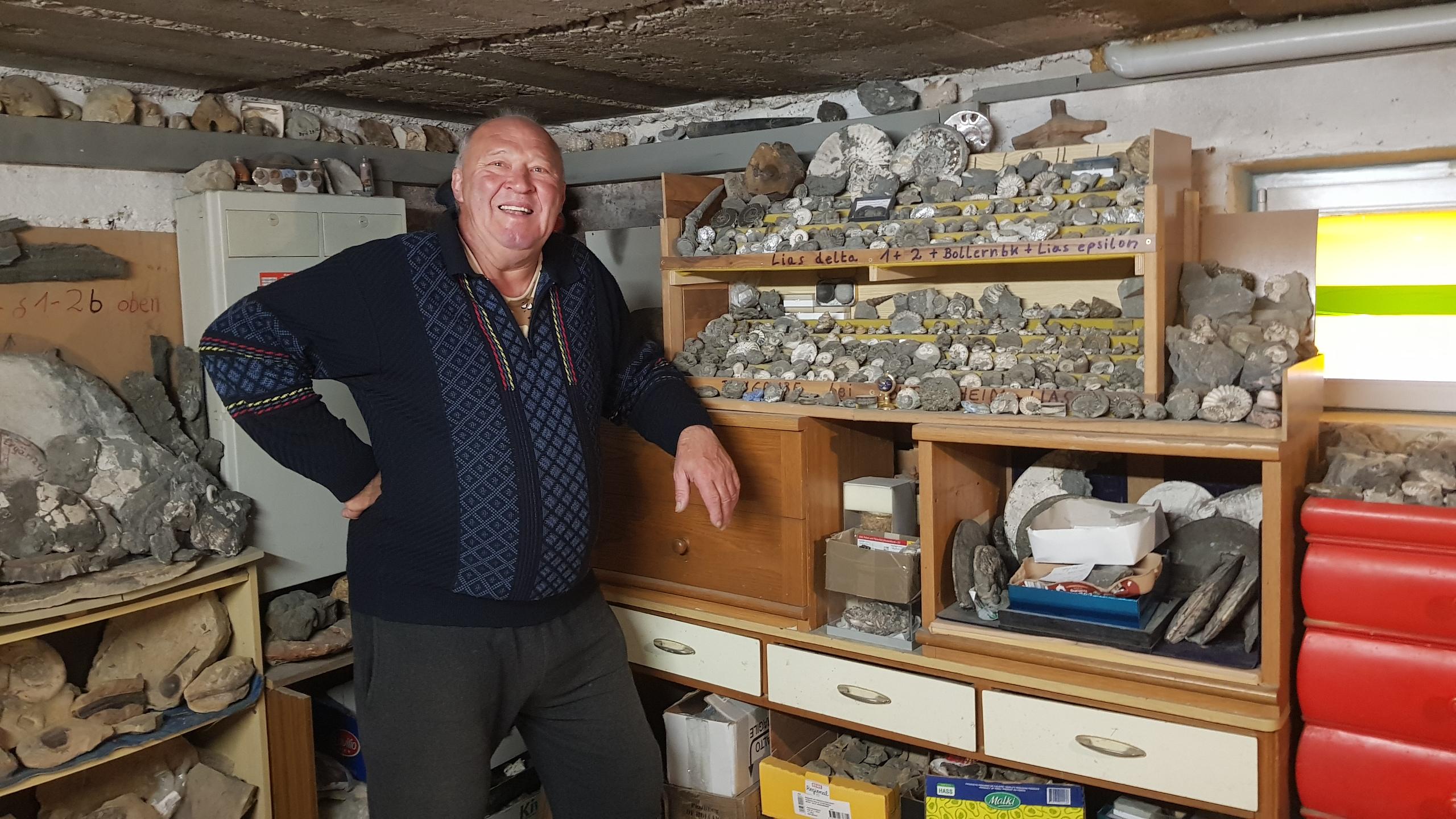 Johann Schobert, ein berühmter Sammler, in seinem Steinreich.