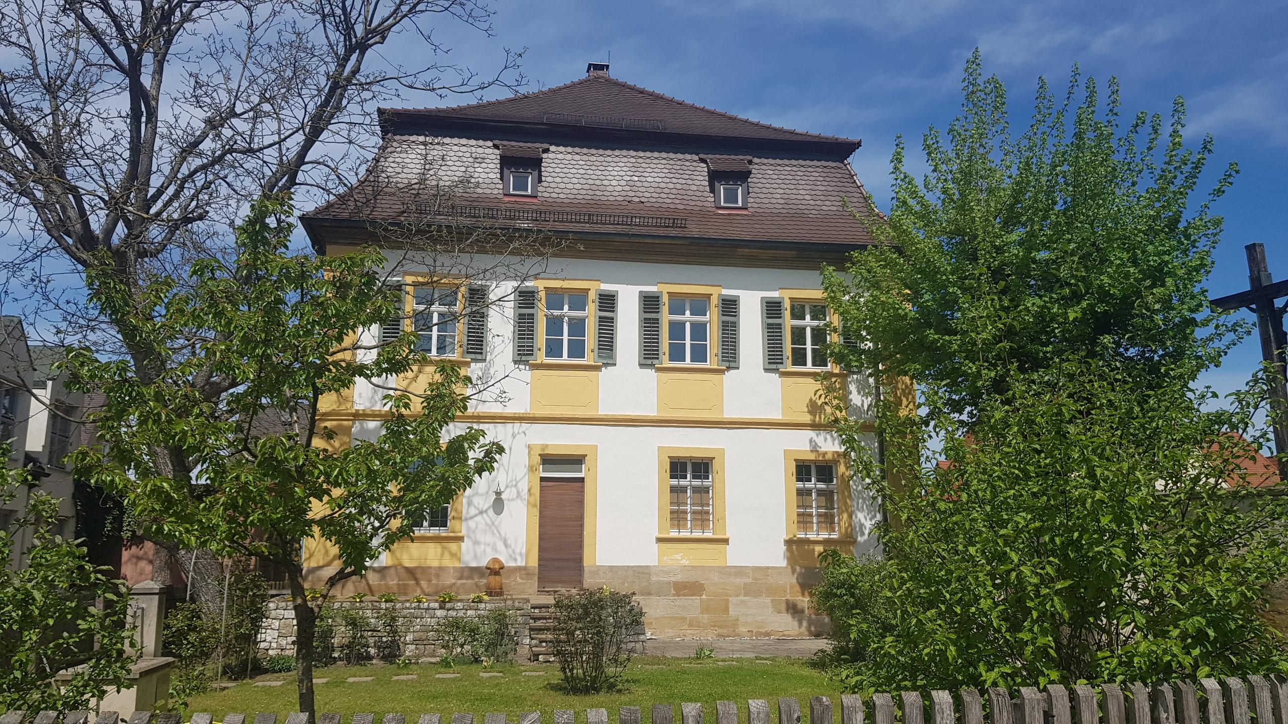 Wer hier wohnt, hat Glück: das alte Pfarrhaus.