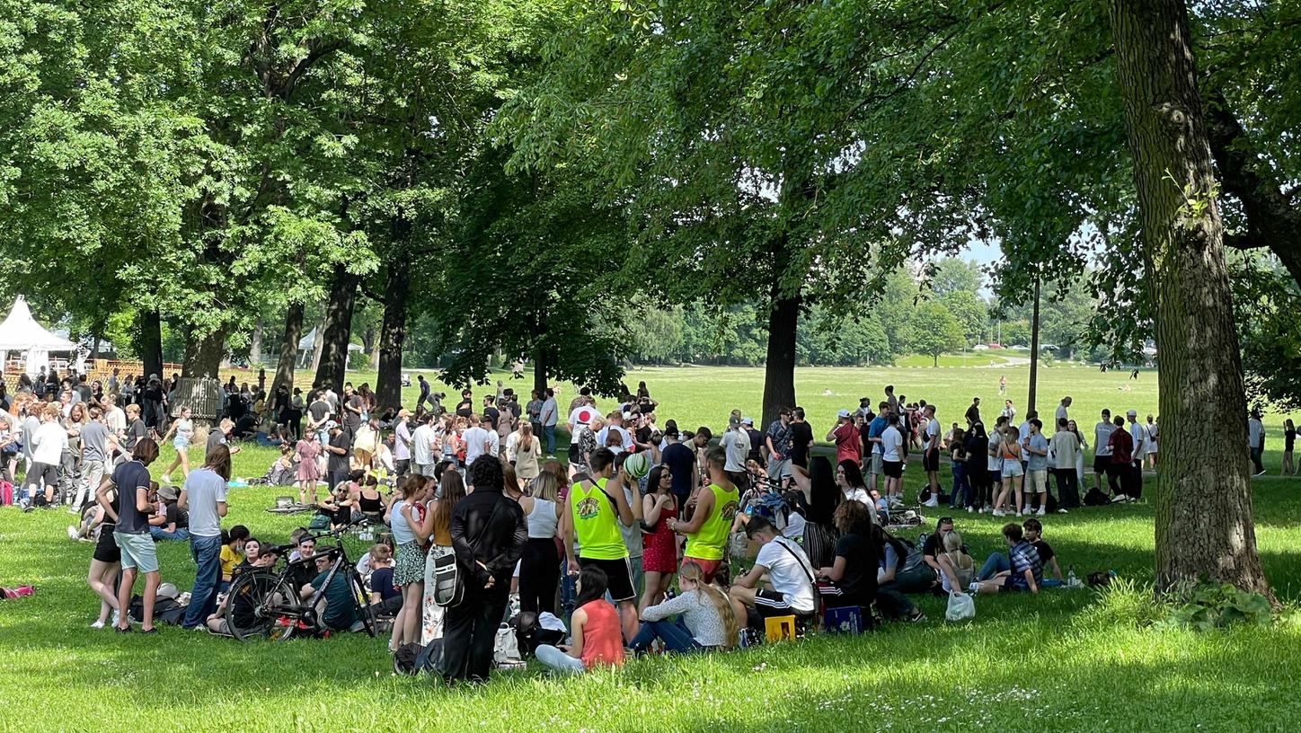 Die Stimmung auf der Wöhrder Wiese ist am Dienstagnachmittag ausgelassen - hier feiern Hunderte Schüler ihre letzten Abi-Prüfungen.
Die Stimmung auf der Wöhrder Wiese ist am Dienstagnachmittag ausgelassen - hier feiern Hunderte Schüler ihre letzten Abi-Prüfungen.