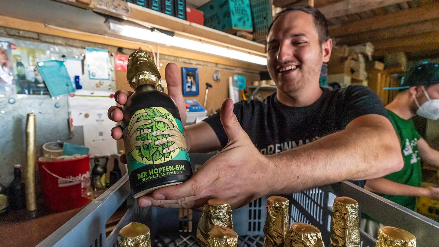 Der Thüngfelder Craftbeer-Brauer David Hertl ist stolz auf sein fantasievolles Portfolio - sogar "Hopfen-Gin" gibt es im Brauereishop.
