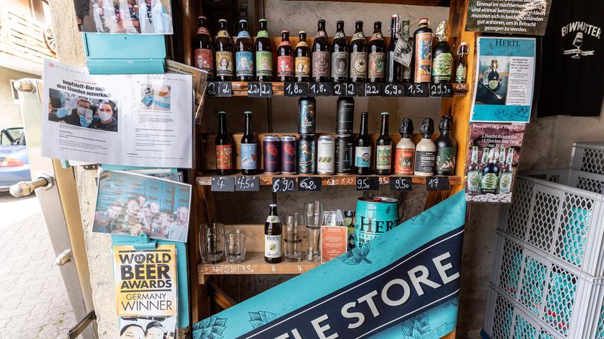 Der Hertl-Brauereishop prunkt mit 44 verschiedenen Biersorten plus Gin plus Rum plus Tonic Water.
Der Hertl-Brauereishop prunkt mit 44 verschiedenen Biersorten plus Gin plus Rum plus Tonic Water.