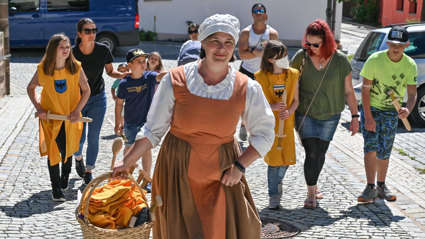 Es geht wieder los: Franka Elsbett-Klumpers nimmt als Burgmagd verkleidet ihre großen und kleinen Gäste wieder auf eine abenteuerliche Tour durch die Stadt und zur Burg mit.
Es geht wieder los: Franka Elsbett-Klumpers nimmt als Burgmagd verkleidet ihre großen und kleinen Gäste wieder auf eine abenteuerliche Tour durch die Stadt und zur Burg mit.
