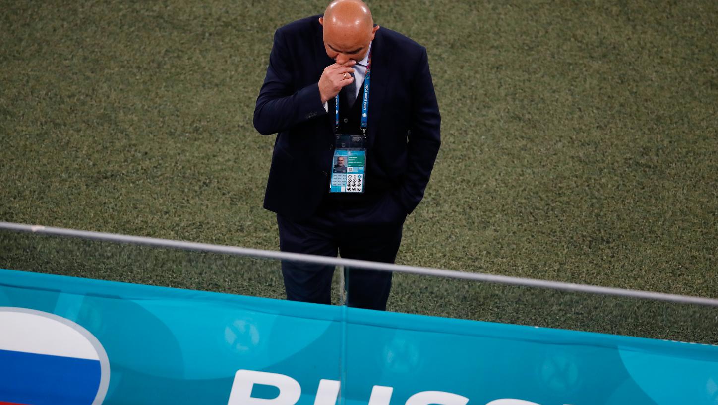 Pfiffe oder Buhrufe? Russlands Nationaltrainer hat nichts mitbekommen. Pfiffe oder Buhrufe? Russlands Nationaltrainer hat nichts mitbekommen.