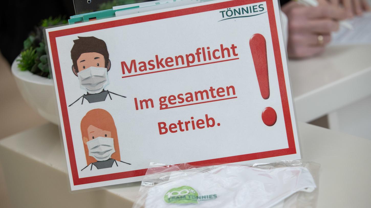 In Bayern herrscht nach wie vor Maskenpflicht im Inneren der Schulgebäude.
In Bayern herrscht nach wie vor Maskenpflicht im Inneren der Schulgebäude.