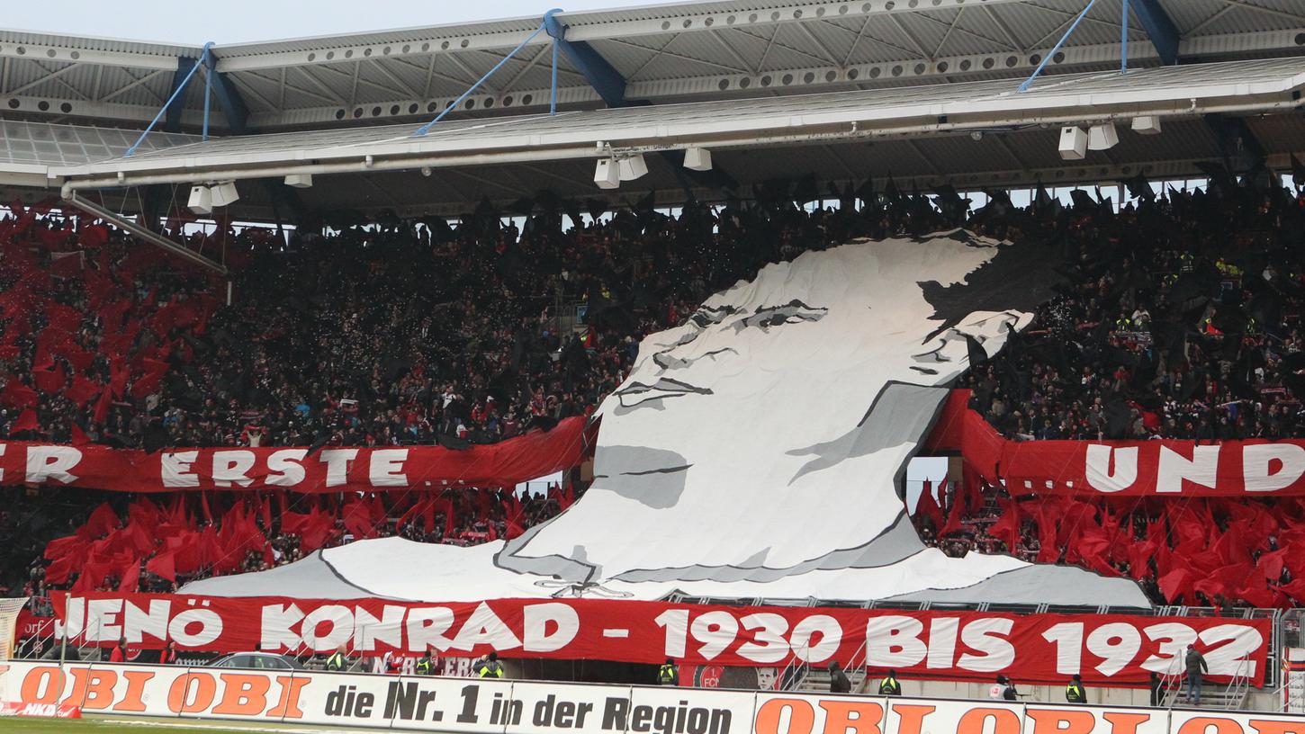 Jenö Konrad, Trainer mit jüdischer Herkunft, wurde 1932 von den Nazis vertrieben. 2012 erinnerten die Fans mit einer imposanten Choreografie an ihn, 2013 ernannte ihn der Club posthum zum Ehrenmitglied.
Jenö Konrad, Trainer mit jüdischer Herkunft, wurde 1932 von den Nazis vertrieben. 2012 erinnerten die Fans mit einer imposanten Choreografie an ihn, 2013 ernannte ihn der Club posthum zum Ehrenmitglied.