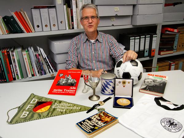 Club-Historiker Bernd Siegler beschäftigt sich seit mehr als 25 Jahren mit der Geschichte des 1.FC Nürnberg.
Club-Historiker Bernd Siegler beschäftigt sich seit mehr als 25 Jahren mit der Geschichte des 1.FC Nürnberg.