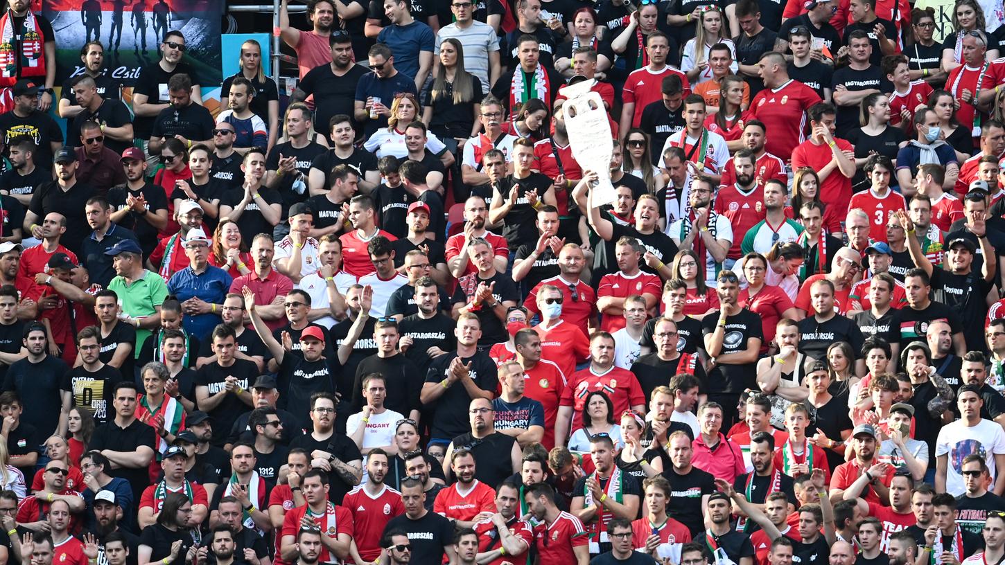 Dicht auf dicht: In Budapest haben sie das Stadion trotz Pandemie vollgemacht. Dicht auf dicht: In Budapest haben sie das Stadion trotz Pandemie vollgemacht.