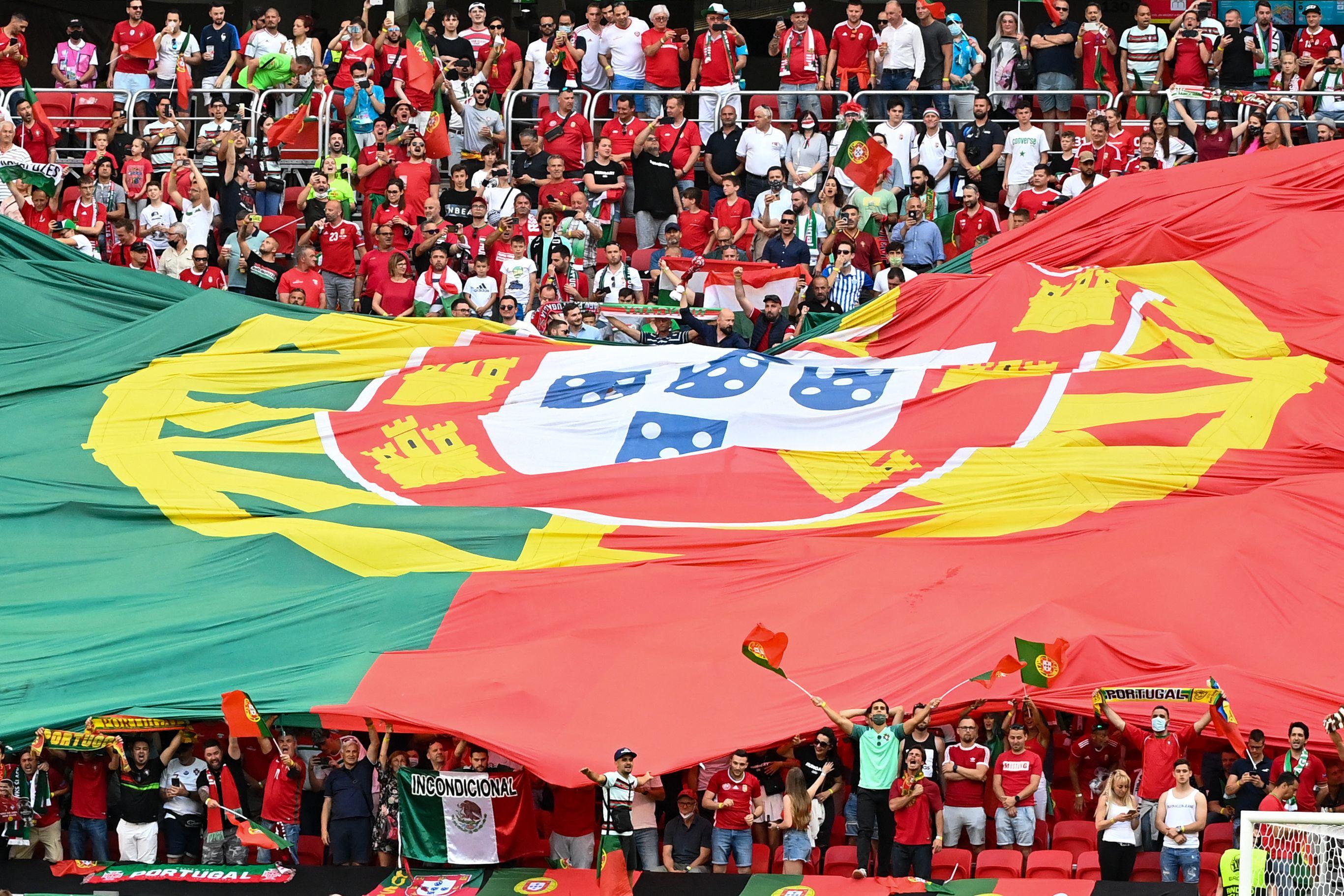 Keine Masken Pyro Volles Stadion Budapest Feiert Als Sei Die Pandemie Vorbei Sport Nordbayern