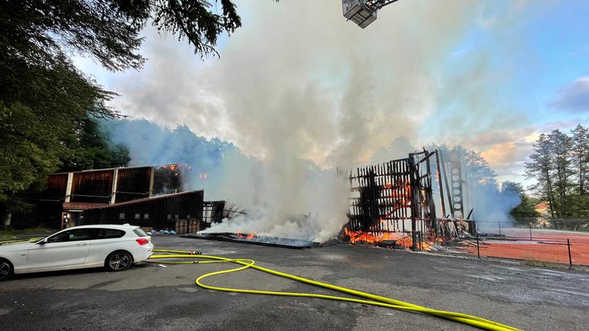 Oberfranken: Tennishalle brennt in Marktredwitz aus