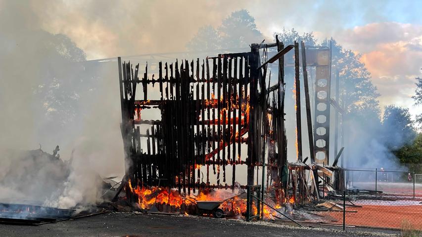 Oberfranken: Tennishalle brennt in Marktredwitz aus