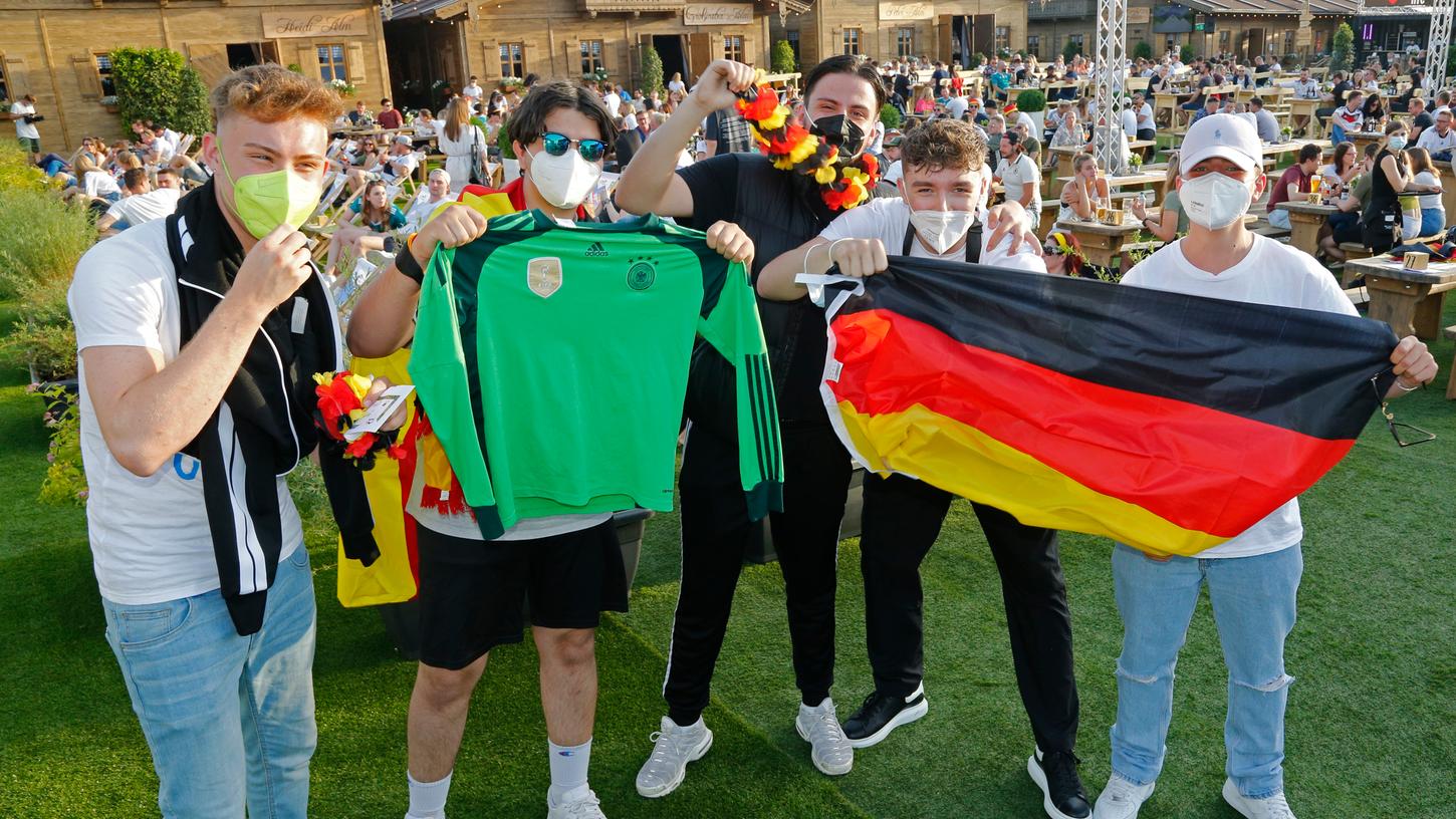 Im PSD-Fan-Park am Flughafen stimmen sich Besucher auf den Abend und ein bewegendes Spiel ein.
Im PSD-Fan-Park am Flughafen stimmen sich Besucher auf den Abend und ein bewegendes Spiel ein.