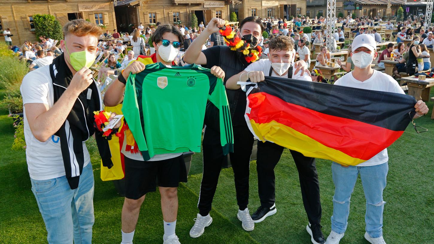 Im PSD-Fan-Park am Flughafen stimmen sich Besucher auf den Abend und ein bewegendes Spiel ein.